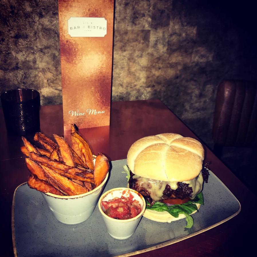 מלון יורק Lil'S Bar And Bistro מראה חיצוני תמונה